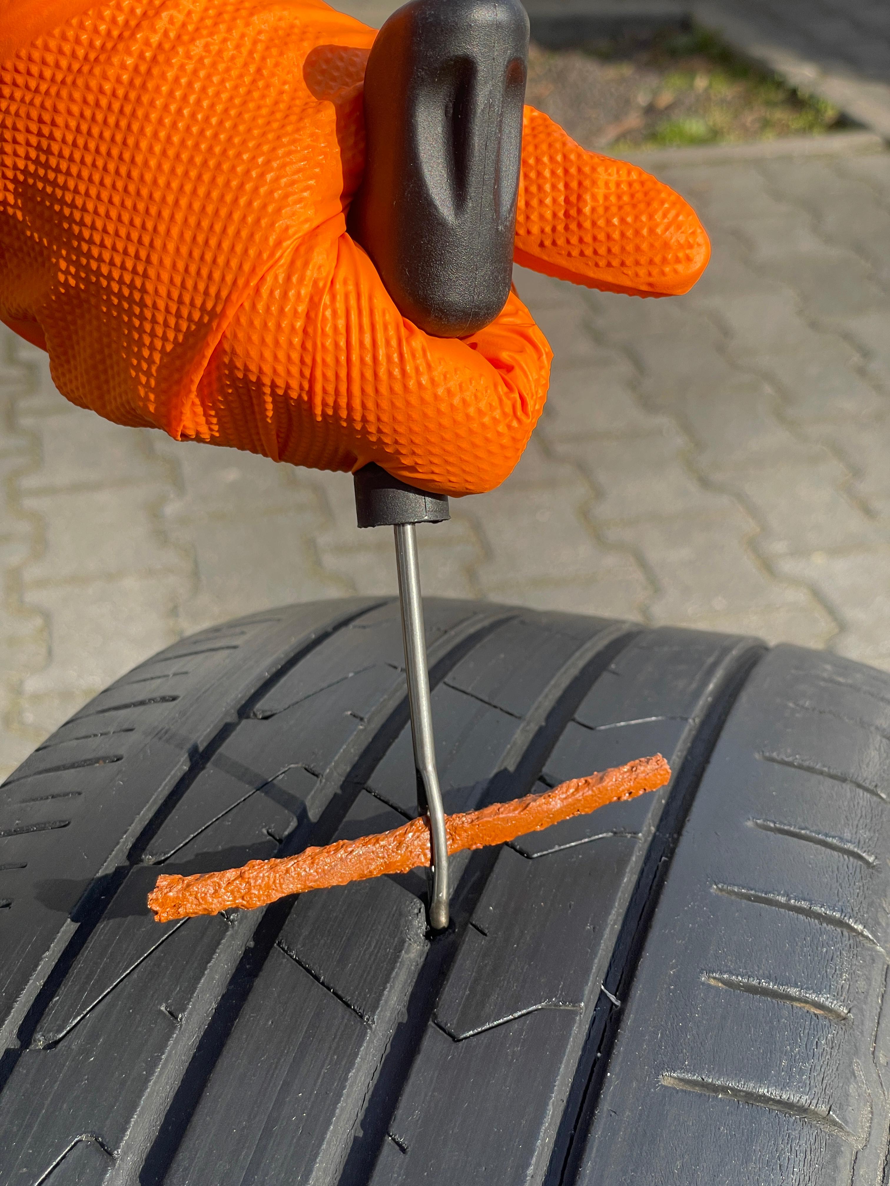 Sznur wulkanizacyjny XtraSeal – szybka naprawa przebitej opony  